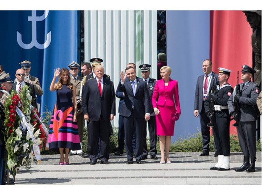 La primera dama polaca rechaza el saludo a Trump