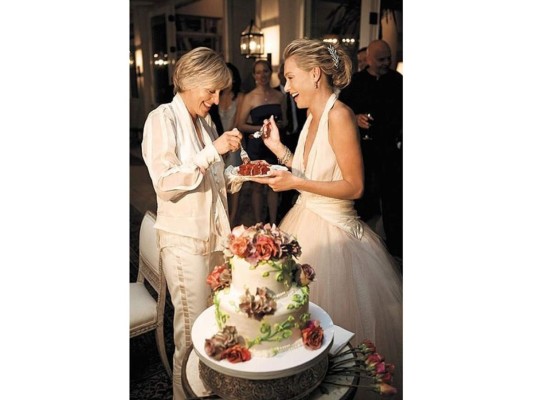 Una de las periodistas más famosas de los estados unidos Ellen DeGeneres y su actual esposa Portia de Rossi acogieron un clásico pastel color blanco acompañado de estilos florales hecho a base de pan de vainilla