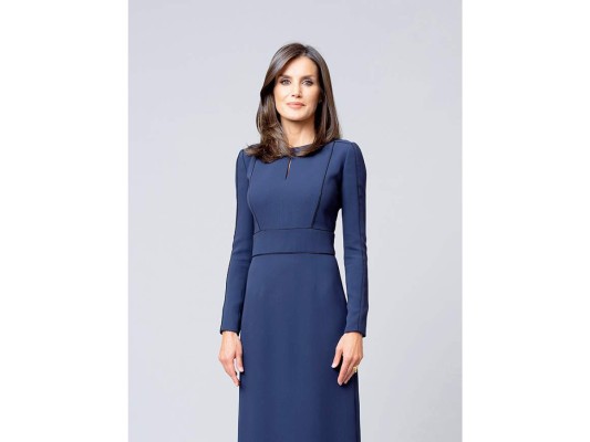 Letizia posa elegante con un vestido que hace guiño al color del año