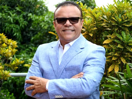 Alex Castro, intérprete puertorriqueño al que todos llamaban el “Tenor de la salsa”, sufrío un daño en sus cuerdas bucales y al caer en la depresión un amigo lo invitó para asistir a la iglesia, desde aquel momento el se incorporó a la vida cristiana y agradece a Dios por haberle devuelto la salud y alegría de vivir.<br/>