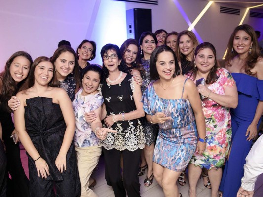 Noche de brindis y obsequios para la cumpleañera  