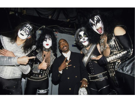 En 1996 el famoso rapero ya fallecido Tupac anunció el regreso de la banda metalera Kiss, después de 15 años de ausencia un momento épico