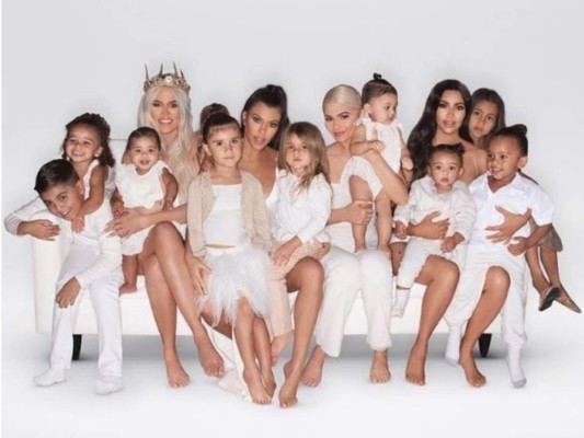 La familia Kardashian/Jenner compartió una tierna postal navideña junto a todos los pequeños de la casa.