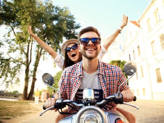 Preparar una salida: Seguro en alguna ocasión escuchaste a tu pareja decir que quería conocer algún destino turístico, de ser así puedes comenzar un plan para visitar un lugar juntos. De esta manera saldrán de la rutina y lograrán fortalecer su vínculo.