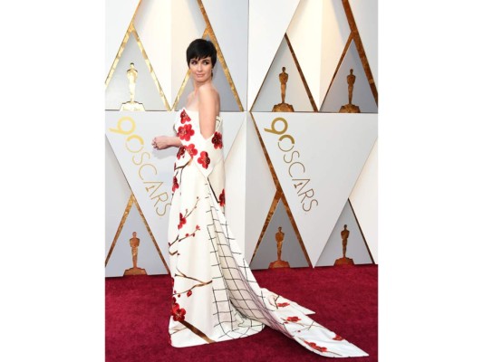 La actriz española Paz Vega con un diseño muy primaveral con flores y cuadros. Un diseño de Christopher Bu.