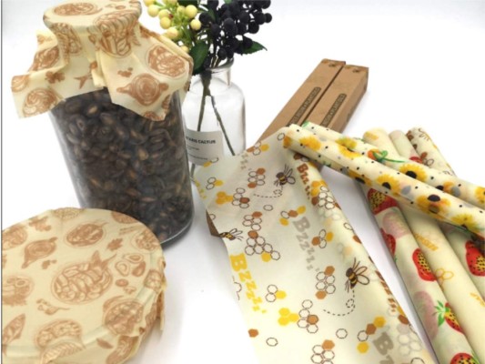 Envoltura de cera de abeja para la comida<br/>Las envolturas de cera de abeja funcionan como el plástico film, excepto que está hecho con materiales respetuosos con el medio ambiente la tela es algodón orgánico recubierto de cera de abeja.<br/>