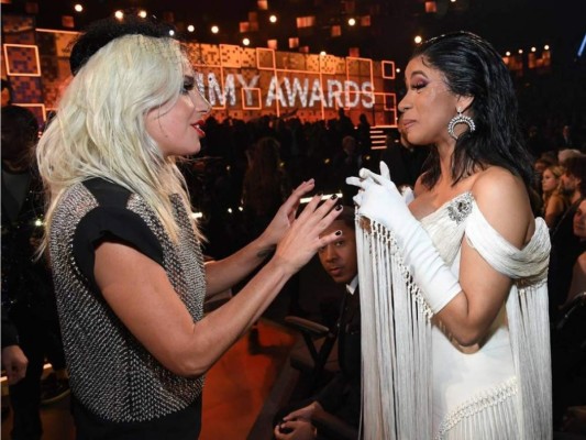 Lady Gaga y Cardi B sostienen una coversación