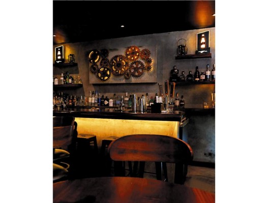 Pi BISTRO BAR.El dedicado chef Juan Milla presenta un menú donde el detalle y buen gusto por la selección de ingredientes, sabores, texturas y muchos colores representan la nueva cocina vanguardista de San Pedro Sula. Una selección clásica de platillos reinterpretados bajo la óptica creativa de este chef emergente que nos invita a degustar sabores fuera de lo común en un ambiente agradable y moderno. Cada pormenor es importante para este exigente chef, que extiende su estilo único a un menú de mixología como pocos en el país. Mi recomendación: el ceviche de camarón que para mi es un híbrido entre un coctel y ceviche, a base de tomates cherry rostizados. Bo. Río Piedras 18-19 Avenida<br/>
