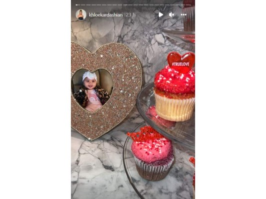 Khloé Kardashian compartió en sus historias a su eterno San Valentín, su pequeña hija, con quien compartió este día tan especial.
