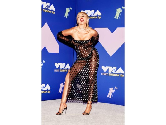 Miley Cyrus<br/>La cantante se lució en VMAs 2019 por su actuación, pero sobre todo por su look, el cual consistía en transparencias en la mayor parte de todo el conjunto.<br/>