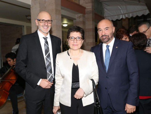 Recepción para despedir al embajador James Nealon