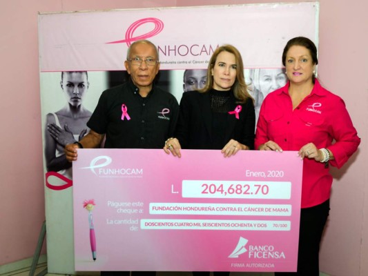 Entrega oficial de donativo por parte del Banco Ficensa en apoyo a FUNHOCAM
