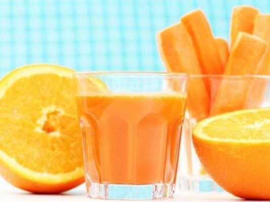 Jugo de zanahoria y naranja<br/>Las zanahorias incrementan la cantidad de glóbulos rojos y el nivel de hemoglobina en la sangre, gracias a su aporte de hierro y vitamina C. La naranja pone el toque final, proporcionando más vitamina C, lo propio para facilitar la absorción del hierro.<br/>