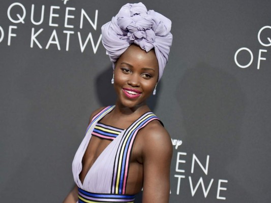 Turbante con volumen, Lupita Nyong'o no solo le aporta sofisticación a su look, con las combinaciones del mismo tono de su vestido, si no que al recogerlo de manera elevada, aporta mayor elegancia a sus looks de alfombra roja, como en la premier, de su más reciente película, La Reina de Katwe