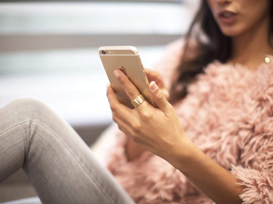 10 señales de que eres adicta a tu celular