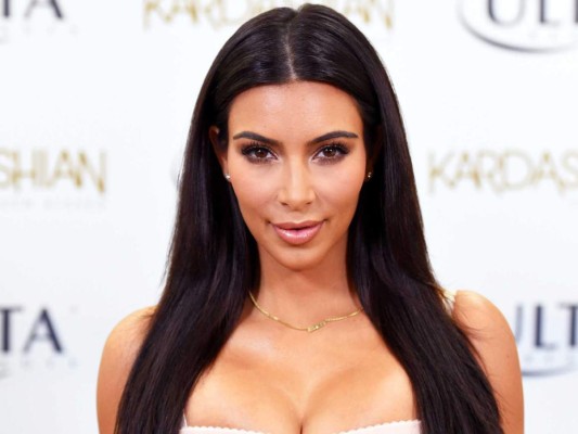 Kim Kardashian nos muestra como se maquilla su 'derrière'
