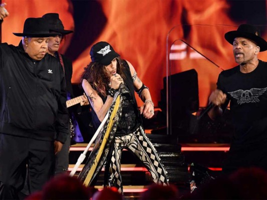 Rum MDC ft Aerosmith<br/> Como papas fritas con helado suena la mezcla de hip hop con head rock, pero así fue el éxito conformado por Rum MDC ft Aerosmith con la canción Walk This Way la cual se convirtió en un éxito después de su lanzamiento en 1986.<br/>