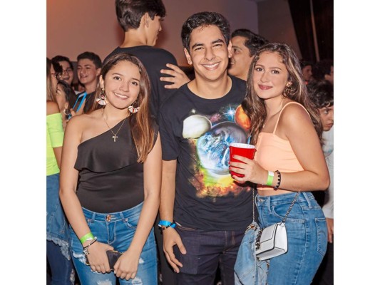 Fiesta neón de los seniors de la Escuela Internacional Sampedrana