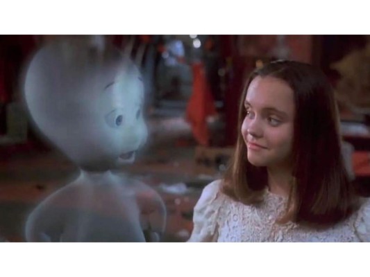 Casper. <br/>Un joven y simpático fantasma y sus tres irreverentes tíos habitan en una mansión donde conoce a Kat y a su padre, el doctor Harvey.