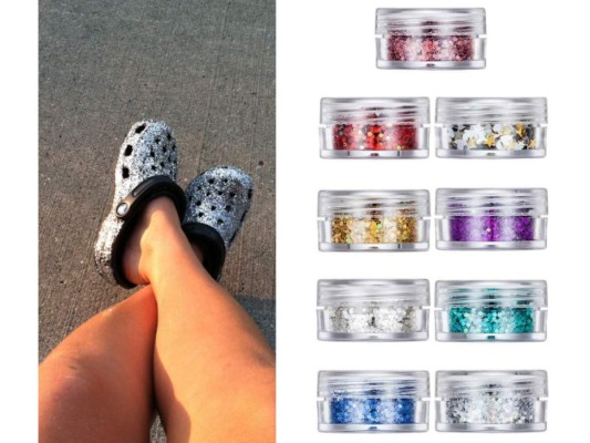 Agrégale glitter: colócale adherible a las zonas de la zapatilla que desees que tenga brillos, espolvorea la escarcha del color, estilo y tamaño que desees. Con esto le estarás agregando mucho más estilo al calzado.