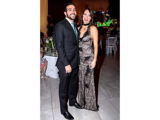 Lorenzo Mahchi y Mary Ann Kawas.