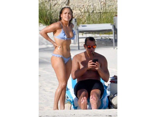 Jennifer Lopez. Junto a Alex Rodriguez forma la fitness couple del momento. JLo ha confesado que sus rutinas incluyen pole dance que ayuda a fortalecer los abdominales, tonificar glúteos y conseguir musculatura tanto en bíceps, tríceps, como en muslos.(Foto Grosby Group)
