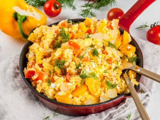 Huevos revueltos con tomates.