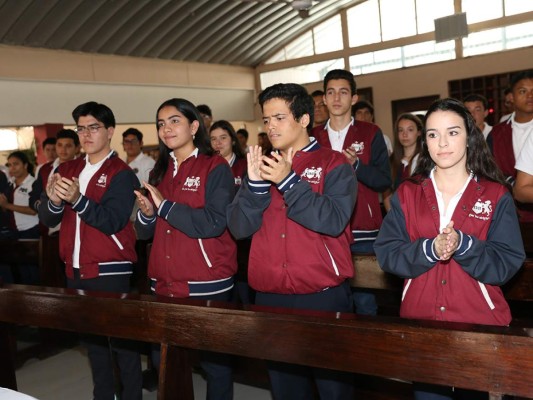 Macris School entrega reconocimiento al alcalde Nasry Asfura