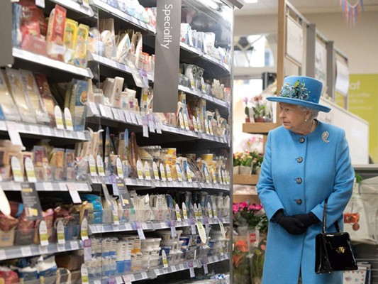 El recorrido de la Reina Isabel II por el supermercado Sainsbury