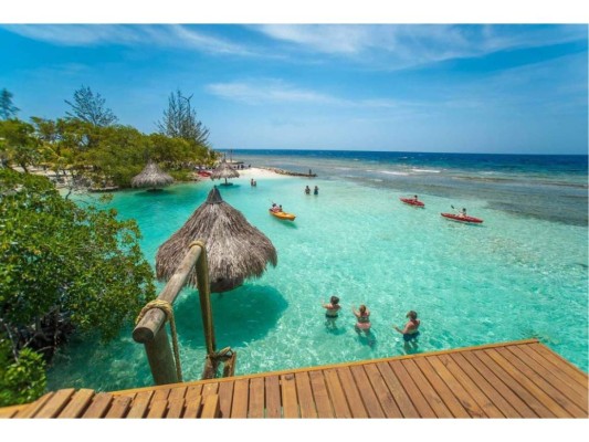 Little French Key, Roatán: Una isla privada, ¡paraíso terrenal! Aguas cristalinas, actividades para toda la familia y deliciosa comida y bebida para pasar una tarde perfecta. Los visitantes resaltan la biodiversidad y la calma del lugar.