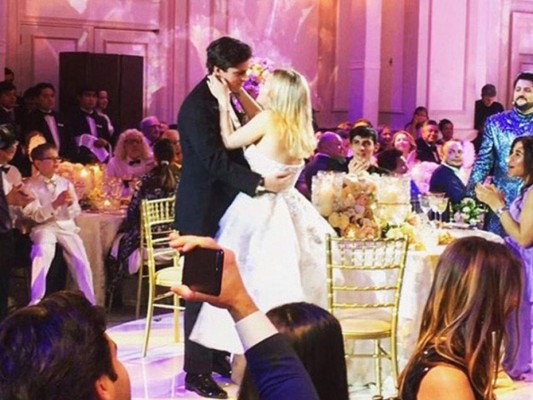 Los novios Daniel Kevey e Irene Kogan en su primer baile como esposos