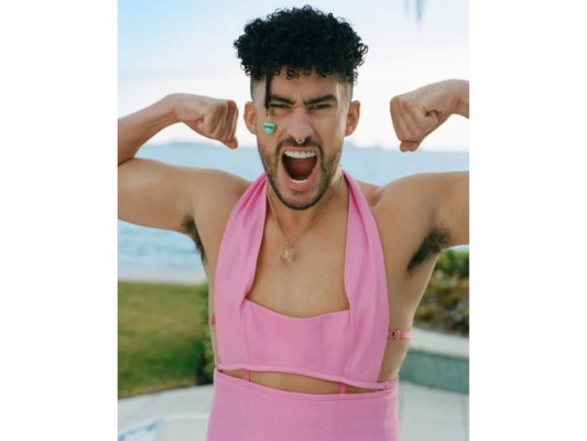 Bad Bunny siempre se ha caracterizado por ser auténtico en su forma de hablar, cantar y vestirse. Para esta colaboración no fue la excepción, pues en este preview observamos al cantante con poses divertidas e irreverentes, tan fuera de lo habitual.