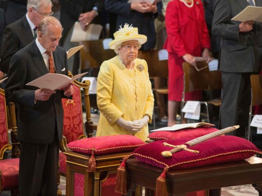 La reina Isabel II preside parada militar y un desfile aéreo por sus 90 años