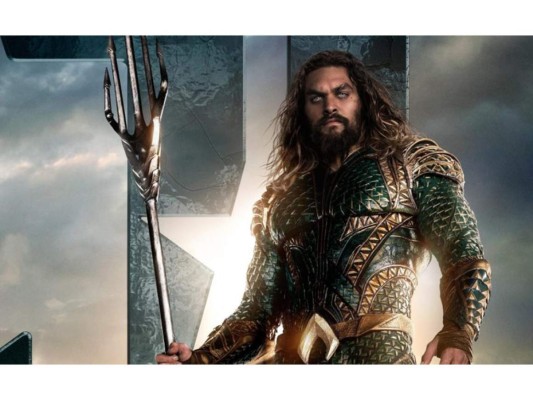 Jason Momoa mide 1.95m y pesa 215 lbs a sus 39 años de edad