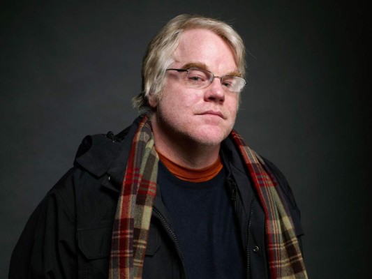 Philip Seymour Hoffman. El ganador del Oscar a Mejor Actor por su papel en la cinta biográfica Capote, falleció el 2 de febrero de 2014 a la edad de 46 años en su apartamento de New York, la causa una fatal combinación de heroína con alcohol. Hoffman según sus amigos padecía depresión y esto lo habría empujado hacia esta droga<br/>