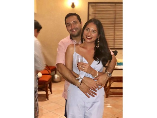 Héctor Bustillo y Sara Bogran se comprometen en matrimonio  