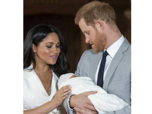 Duques de Sussex celebran el día de la madre con nueva foto de Archie