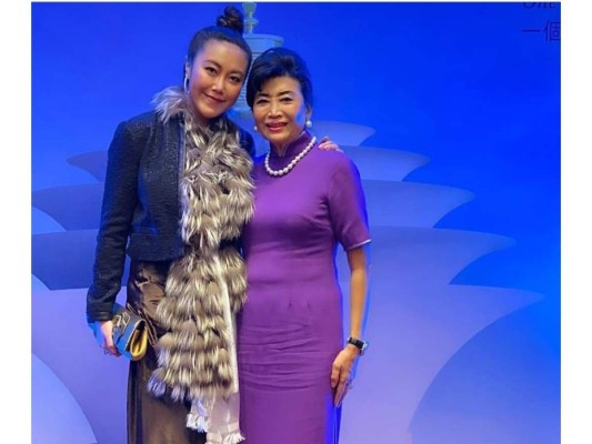 Su madre, Lin Luo, es presidenta de la compañía inmobiliaria Jinlin Real Estate.
