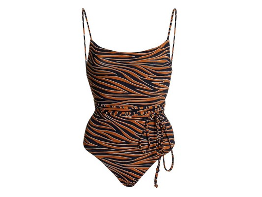 Traje de baño hundido está diseñado con un busto en V profundo hundido bajo, espalda abierta, correas delgadas entrecruzadas y un trasero atrevido.