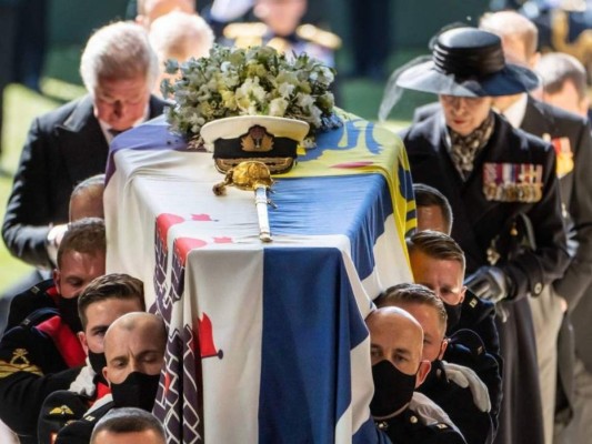 Sobre su ataúd se encontraba una espada, que fue un regalo del rey Jorge VI. También estaba decorado con flores blancas y una nota escrita a mano de parte de la reina Isabel II, quien la firmó bajo su apodo de infancia, Lilibet.