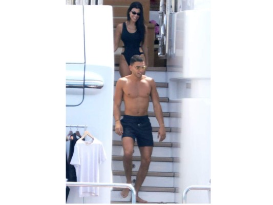 Kourtney Kardashian aparece en Cannes con su nuevo chico