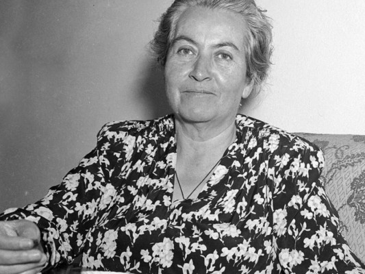 Gabriela Mistral. La chilena fue la primera escritora hispana en obtener un Premio Nobel de Literatura en 1945. Esta ícono del mundo conquistó a millones de lectores con sus poemas. Desolación, Ternura, Tala y Lagar es una de sus obras más reconocidas.