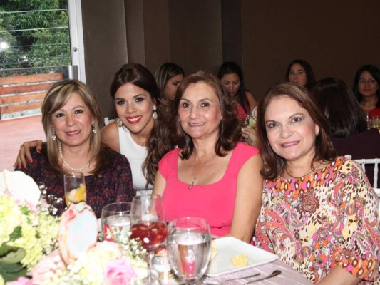 Alegre shower para María José Welchez  