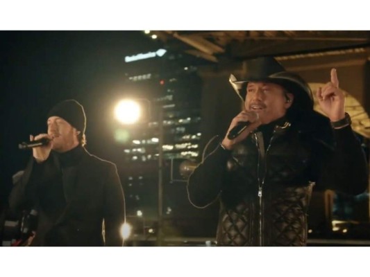 Desde Nashville los cantantes Tyler Hubbard y Tim McGraw le cantaron al personal médico el tema de unión ''Undivided''.