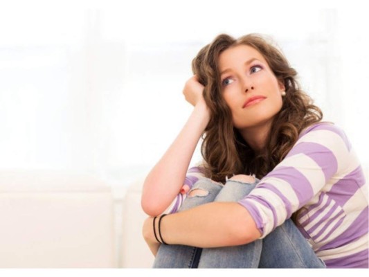 Sé consciente de tus sesgos: Algunas personas suelen crear sesgos y mecanismos para protegerse de opiniones que contradicen lo que ellos consideran como cierto. Por tanto, antes de rechazar, juzgar o criticar a otros, procura preguntarte por qué lo estás haciendo esto te ayudará a ver más allá de tus opiniones.