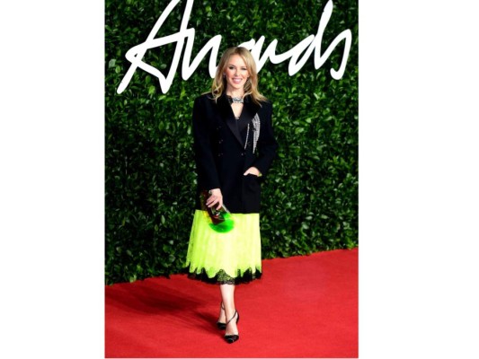 Kyle Minogue, usando un vestido por Christopher Kane.