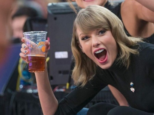 El vodka con soda de dieta es su trago predilecto, de acuerdo a una entrevista brindada por la cantante en 2016. Una combinación extraña y poco convencional, según los amantes de este licor. Swift también ha sido fotografiada bebiendo cerveza cuando asiste a eventos deportivos.
