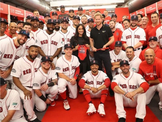 Meghan y Harry hacen aparición sorpresa en partido de baseball