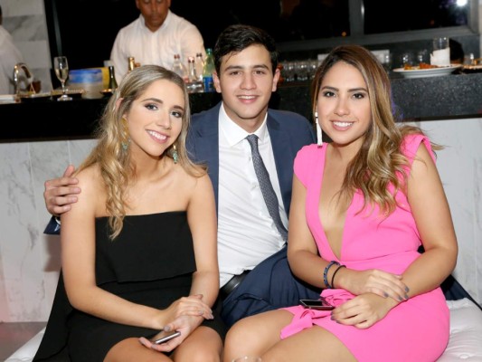 Brindis por graduación de Anisabella Sikaffy y Sofía Mata   