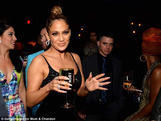 Jennifer Lopez muestra su espectacular figura en el afterparty de los AMAs